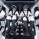 Imagen para el artículo titulado SpaceX lanza astronautas por primera vez en un cohete usado (que llevaba las iniciales de la tripulación escritas en el hollín del vuelo anterior)